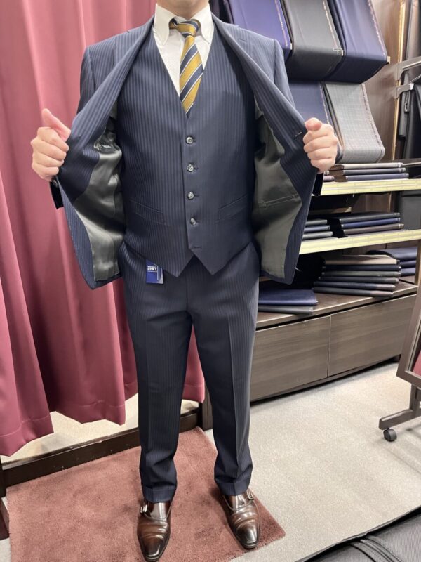 スタイリッシュな紺ストライプのアイキャッチ画像