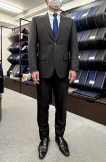 オールマイティーに使えるブラックスーツの画像