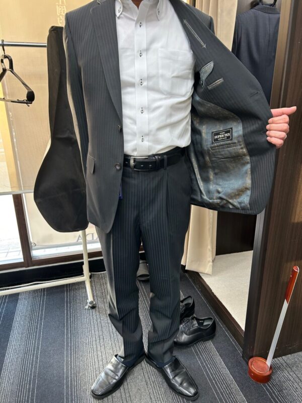 上品な光沢でスッキリとしたストライプスーツのアイキャッチ画像