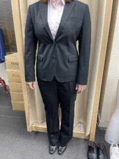 フレアパンツの上品さと抜け感の画像