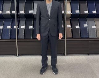 引き締まるチャコールグレースーツの画像