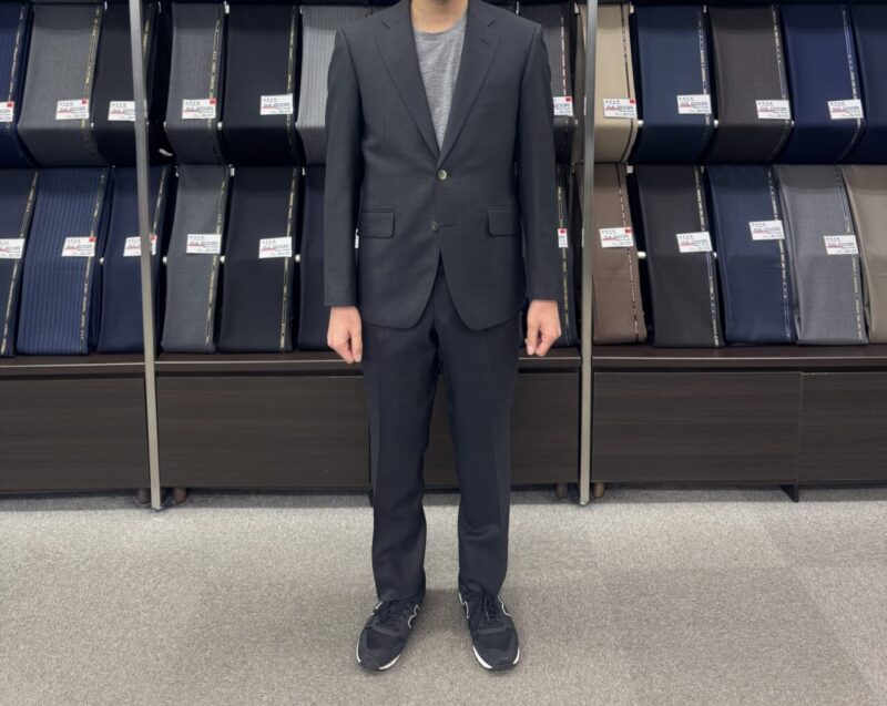 引き締まるチャコールグレースーツのアイキャッチ画像