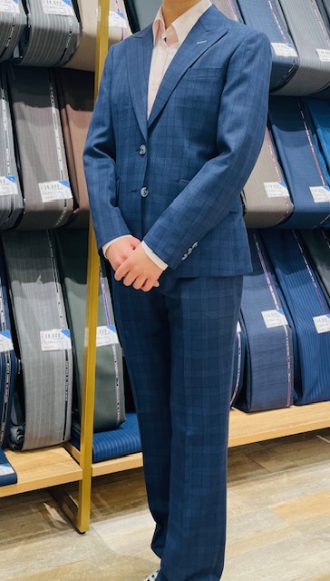 オシャレに見えやすく使いやすいブルーチェック柄スーツのアイキャッチ画像