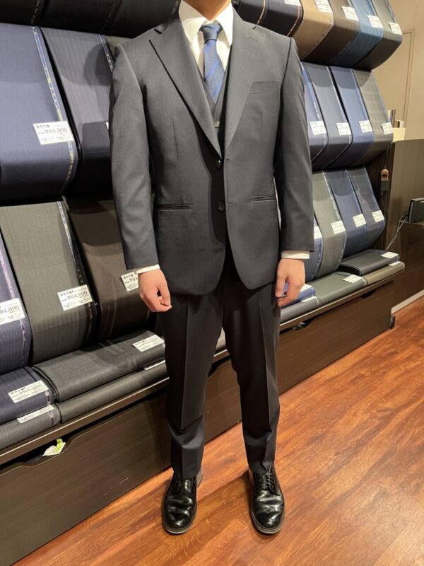 落ち着いたダークネイビーのお色味から誠実さと上品さが溢れる1着のアイキャッチ画像