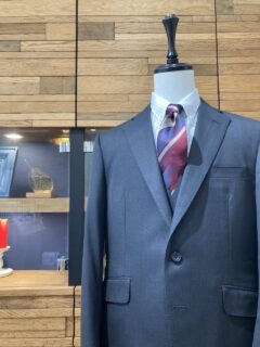 シンプルながら上品さ溢れるチャコールグレースーツ【長大】の画像