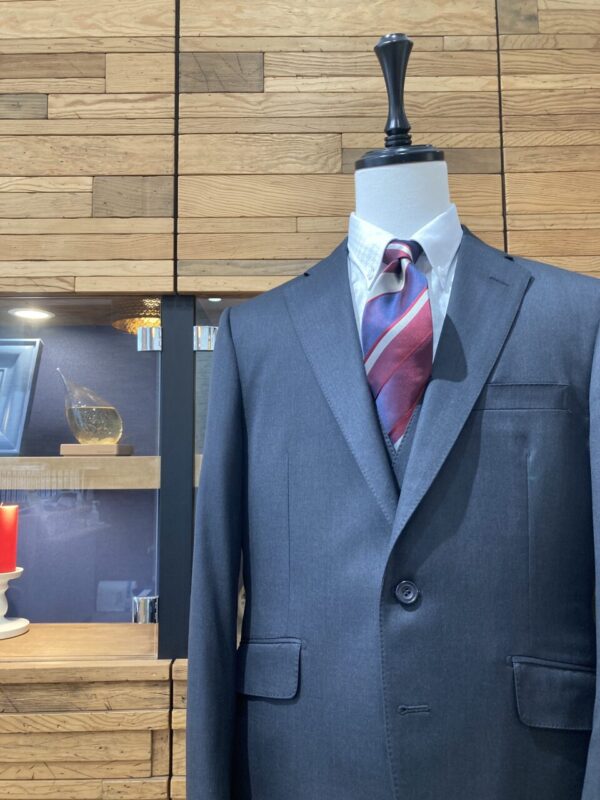 シンプルながら上品さ溢れるチャコールグレースーツ【長大】のアイキャッチ画像