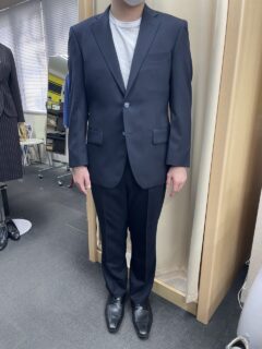 シンプルなネイビーが生む清潔感の画像