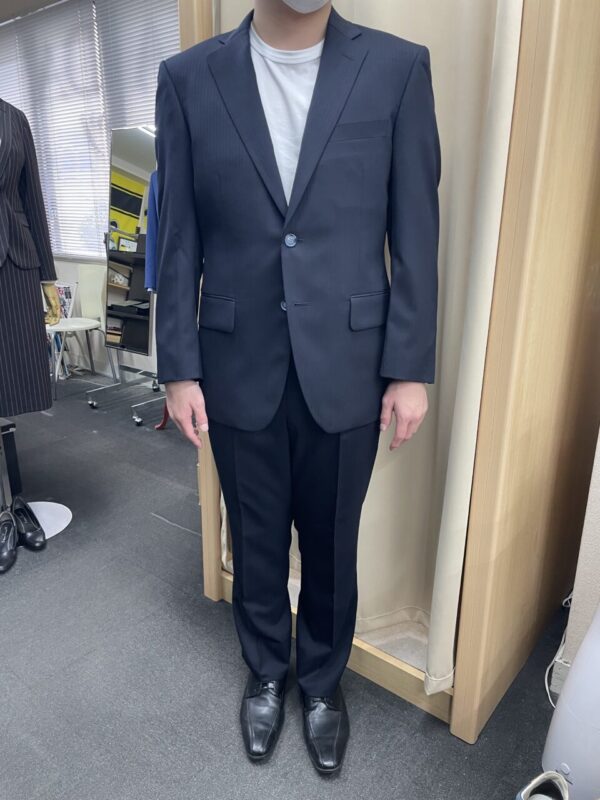 シンプルなネイビーが生む清潔感のアイキャッチ画像