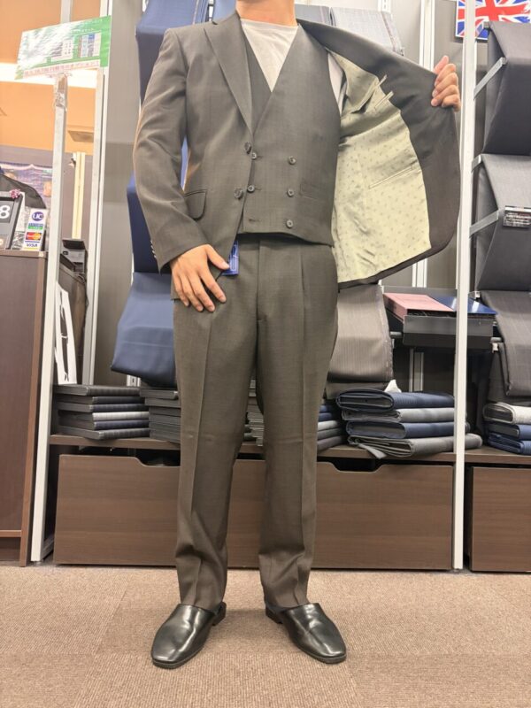 ストレッチと光沢感のあるスリーピース・・・♪のアイキャッチ画像