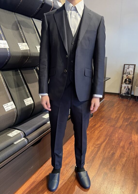 3つボタン段返りのデザインで他と差のつくスリーピーススタイルな1着のアイキャッチ画像