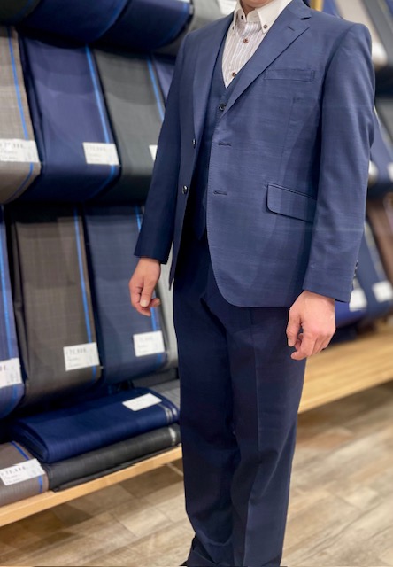 ビジネスシーンでも大活躍！やや明るめのブルー系スリーピーススーツのアイキャッチ画像