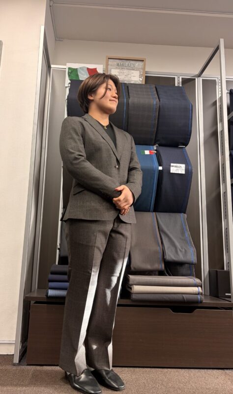 存在感もある落ち着いたクラシックなレディーススーツ・・・♪のアイキャッチ画像