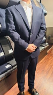 どんなシーンにも合うネイビー無地スーツで着回しやすさ抜群の画像