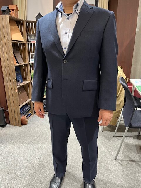 濃紺×バーズアイでくつろぎ感もありながら大変品のあふれる仕上がりのスーツでございます✨✨のアイキャッチ画像