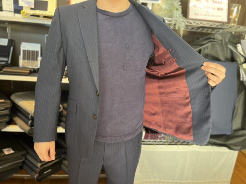 光沢・ナチュラルストレッチの上品ネイビースーツのアイキャッチ画像