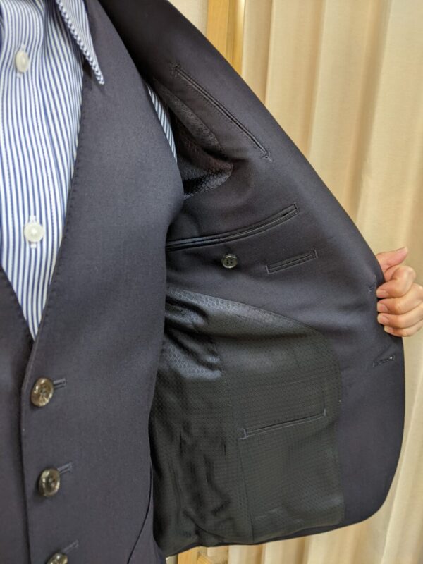 ハイグレード仕立て・ネイビー系・Wool100％ナチュラルストレッチ素材&ドビー柄裏地のアイキャッチ画像