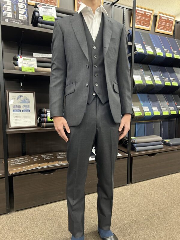 成人式用　光沢のあるグレースーツ。上品な仕上がりのアイキャッチ画像