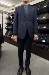 トレンドを抑えたネイビーグレースーツの画像