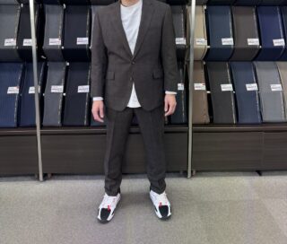 品よく決まるブラウンスーツの画像