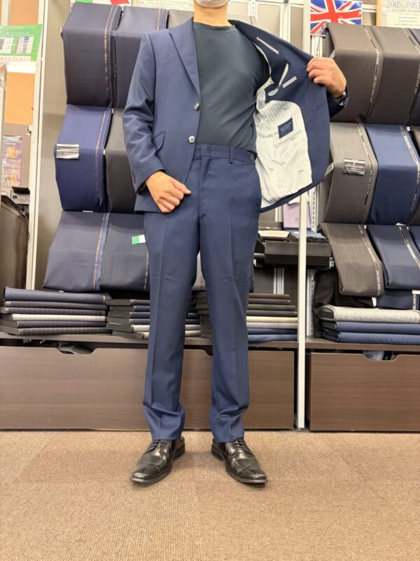 織り柄紺スーツでさりげなくオシャレに♪のアイキャッチ画像