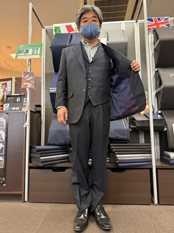 光沢感がある綺麗なスーツ生地　　　　イタリアブランド　ゼニア15milmil15のアイキャッチ画像