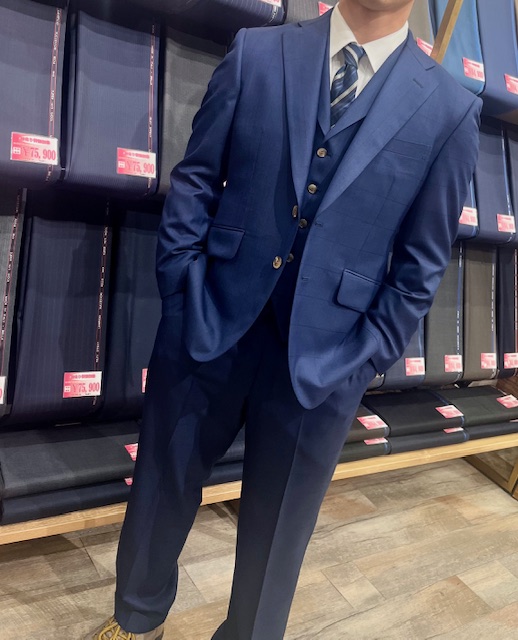 爽やかなブルーにさり気ないチェック柄のオーダーらしい襟付きベストのスリーピーススーツのアイキャッチ画像