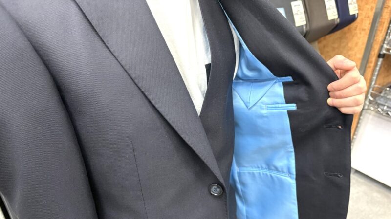 ダークスーツに水色の裏地で遊び心をプラスのアイキャッチ画像