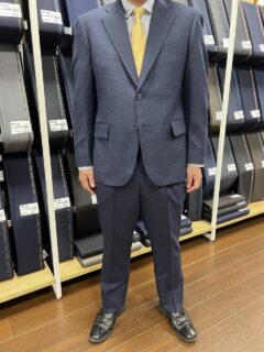 さりげないチェック柄でビジネスシーンをお洒落に演出の画像