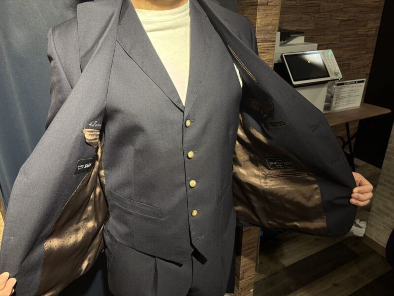 国産生地の重厚感を軽い釦で手懐けるのアイキャッチ画像