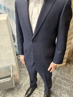 王道のネイビースーツの画像