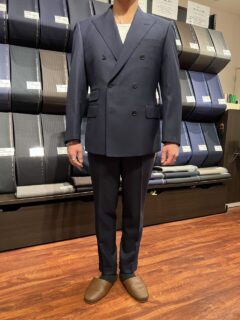 体型に合わせてすっきりと仕上げた重厚感のあるダブルスーツ仕立てな1着の画像