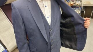 ネイビーの織柄チェックでハンサムな印象にの画像