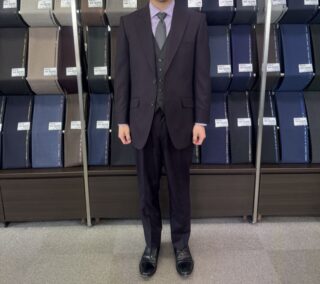 深みのある紫スーツの画像