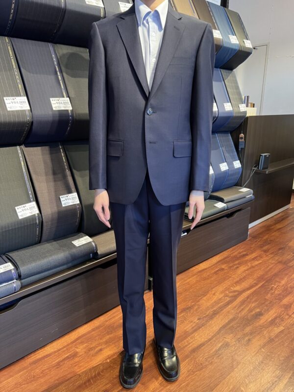 誠実さの溢れるネイビーですっきり見えるスタイリッシュな1着のアイキャッチ画像