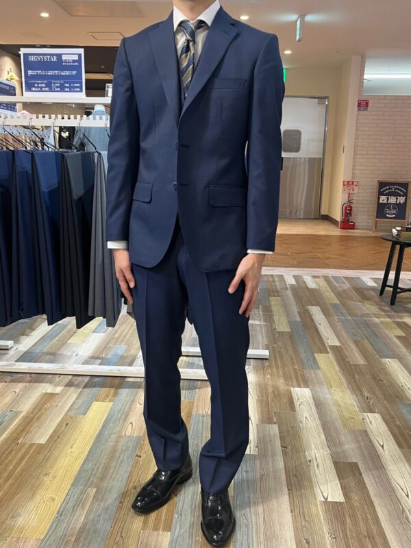 場面・着こなしを問わないタイムレスなネイビースーツ【ANGELICO】のアイキャッチ画像