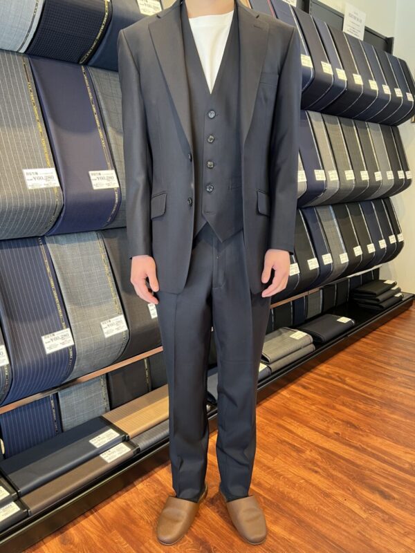 シーンを選ばずに着用できるダークネイビーでスタイリッシュな1着のアイキャッチ画像