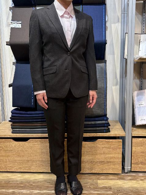 エレガントなヘリンボーンストライプのレディースパンツスーツのアイキャッチ画像