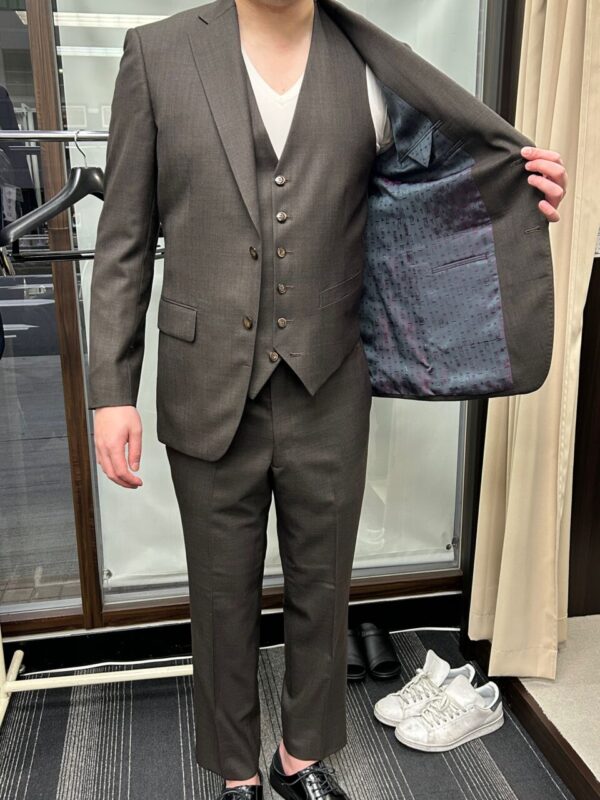 高級感漂う品の良いブラウンスーツのアイキャッチ画像