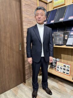 高級生地ゼニアを使用した上品な艶感のあるネイビーストライプスーツの画像