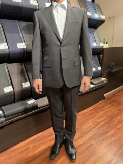 グレーのシックな装いで大人の落ち着きを表現した１着の画像