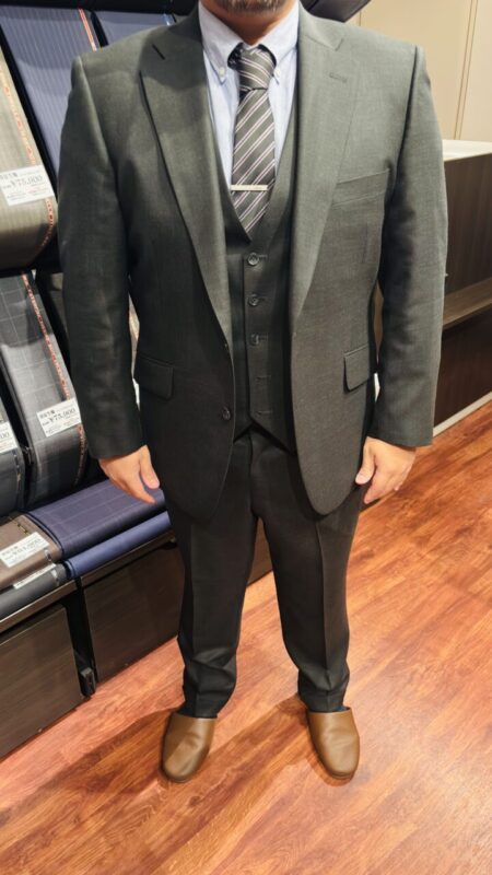 ダークグリーンのお洒落スーツでビシッと決めた１着のアイキャッチ画像
