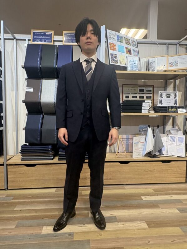 着用シーンを問わない万能のネイビースーツ【ALBINO TORELLO VIERA】のアイキャッチ画像