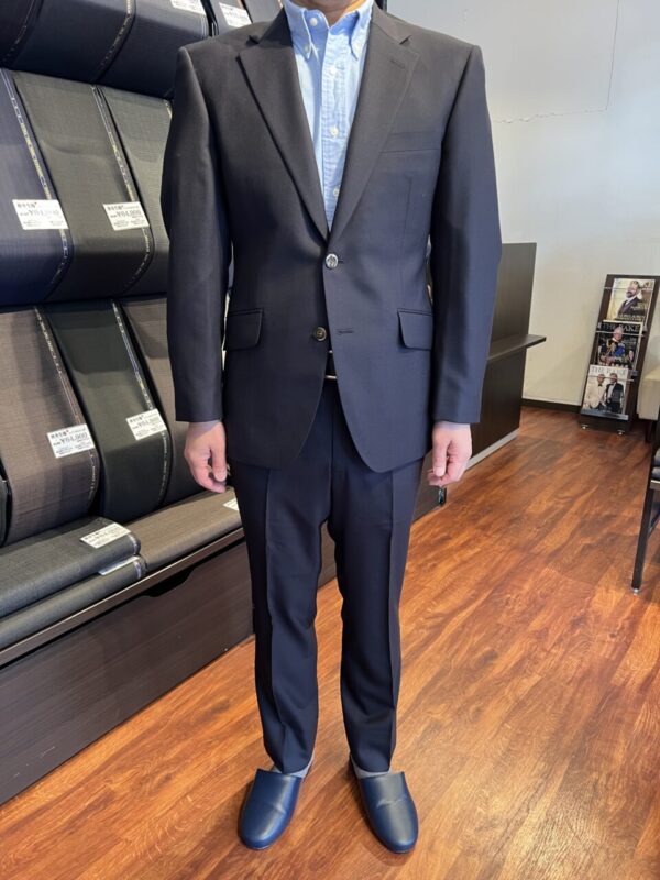 ダークネイビーの落ち着いた色味の中にチェス柄裏地でオーダー感のある1着のアイキャッチ画像