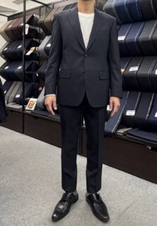 王道の濃紺無地スーツの画像