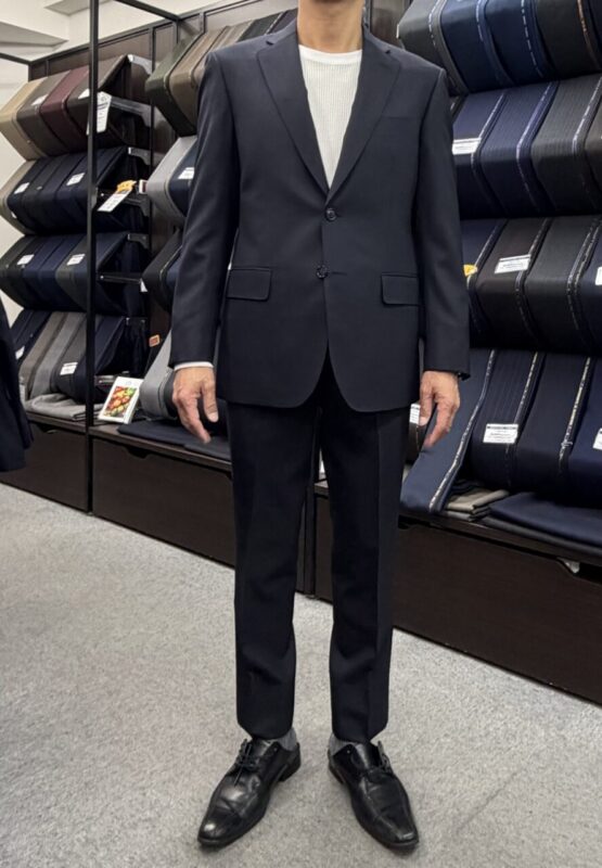王道の濃紺無地スーツのアイキャッチ画像