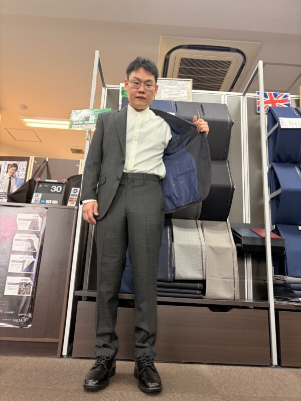 グレーチェックスーツでお洒落に♪のアイキャッチ画像