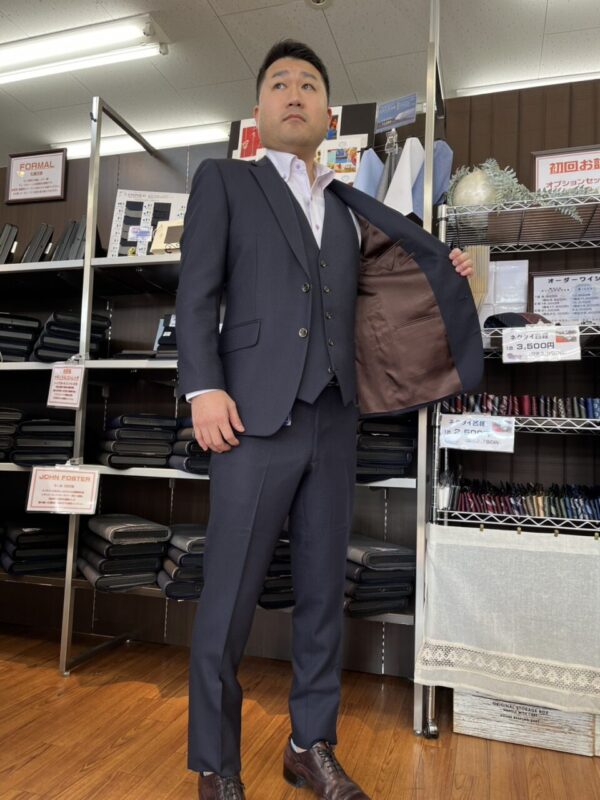 上品な光沢感のある紺の織柄ベスト付きスーツのアイキャッチ画像