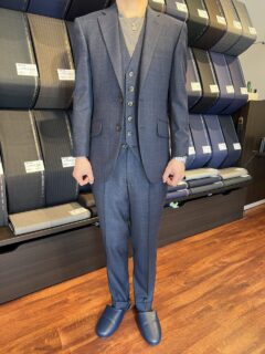 さりげないネイビーのチェック柄がオシャレな1着の画像