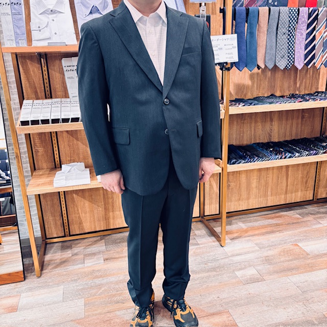 ゆったりしたサイズ感ながらスッキリと見えるシルエットのアイキャッチ画像