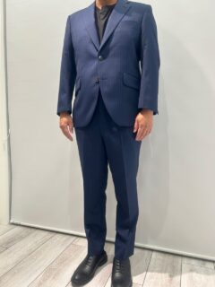 爽やかに決まる、ブルー×ストライプの一着の画像